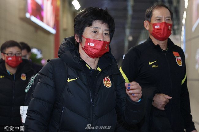 男生弯腰 自口